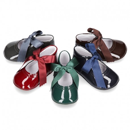 Patent leather little Mary Jane shoes for babies with ties closure.