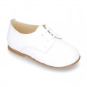 Classic laces up shoes in soft nappa leather with ties closure for little kids.