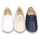 Classic laces up shoes in soft nappa leather with ties closure for little kids.