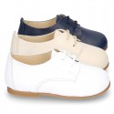 Classic laces up shoes in soft nappa leather with ties closure for little kids.