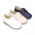 Classic laces up shoes in soft nappa leather with ties closure for little kids.