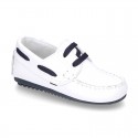 Classic white nappa leather Boat shoes with shoelaces and soles in navy color for kids.