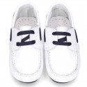 Classic white nappa leather Boat shoes with shoelaces and soles in navy color for kids.