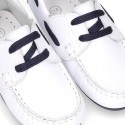 Classic white nappa leather Boat shoes with shoelaces and soles in navy color for kids.