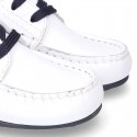 Classic white nappa leather Boat shoes with shoelaces and soles in navy color for kids.