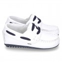 Classic white nappa leather Boat shoes with shoelaces and soles in navy color for kids.