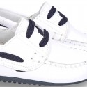 Classic white nappa leather Boat shoes with shoelaces and soles in navy color for kids.