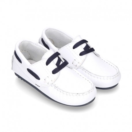 Classic white nappa leather Boat shoes with shoelaces and soles in navy color for kids.