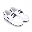 Classic white nappa leather Boat shoes with shoelaces and soles in navy color for kids.