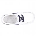 Classic white nappa leather Boat shoes with shoelaces and soles in navy color for kids.