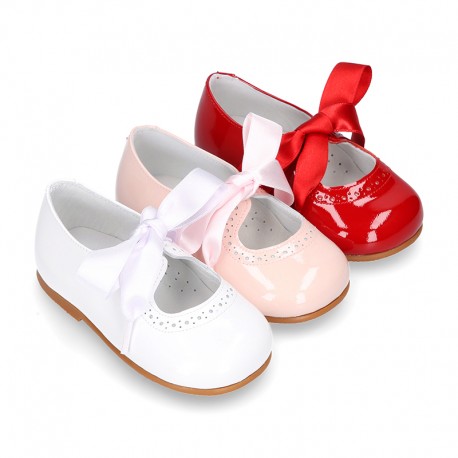 Classic little Mary Jane shoes ANGEL STYLE in patent leather with perforated design.