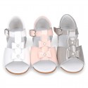 Patent leather Little T-Strap Sandal shoes with buckle fastening and with bows and pearls design.