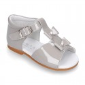 Patent leather Little T-Strap Sandal shoes with buckle fastening and with bows and pearls design.