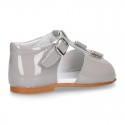 Patent leather Little T-Strap Sandal shoes with buckle fastening and with bows and pearls design.