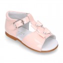 Patent leather Little T-Strap Sandal shoes with buckle fastening and with bows and pearls design.