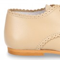 Zapatito clásico tipo BLUCHER con festón en piel napa.
