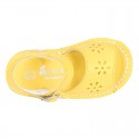 Sandalia tipo con picados FLOR y suela super flexible.