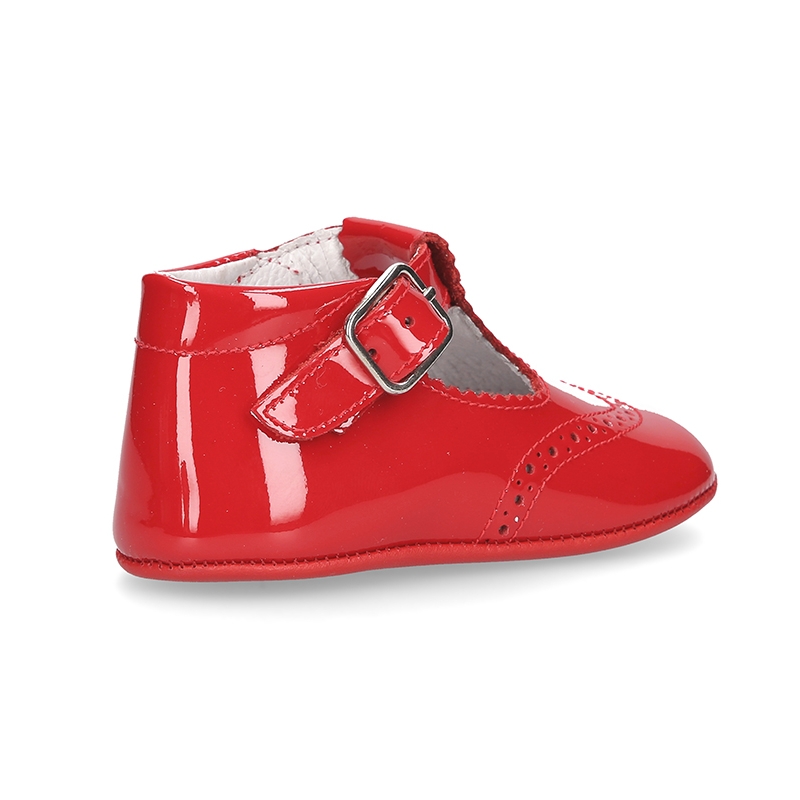 New Classic T-Strap shoes for baby with buckle fastening in patent leather.