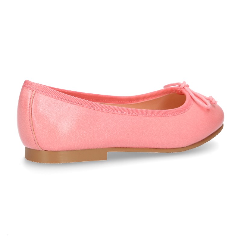 FASHION Extra soft leather ballet flats with adjustable ribbon.