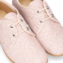 Blucher clásico estilizado con cordones en GLITTER NUDE.