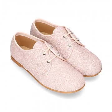 Blucher clásico estilizado con cordones en GLITTER NUDE.