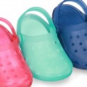 Plain colors jelly shoes with classic CLOG design for beach and pool use.