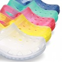 Plain colors jelly shoes with classic CLOG design for beach and pool use.