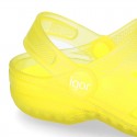 Plain colors jelly shoes with classic CLOG design for beach and pool use.