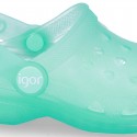 Plain colors jelly shoes with classic CLOG design for beach and pool use.