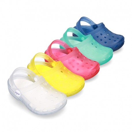 Plain colors jelly shoes with classic CLOG design for beach and pool use.