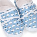 Bamba con velcro en lona con estampado POLLITOS.