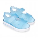 Cangrejera tipo sandalia con Velcro y suela tipo tenis.