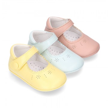 Nueva Mercedita bebé con velcro botón en piel napa en colores de temporada.