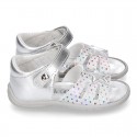 Sandalia Niña peque en piel metalizada con ESTRELLAS y velcro con suela SUPER FLEXIBLE.