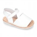 Baby Menorquina sandal shoes in patent leather.