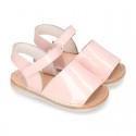 Baby Menorquina sandal shoes in patent leather.