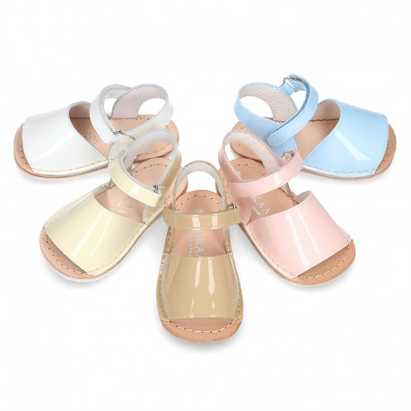 Baby Menorquina sandal shoes in patent leather.