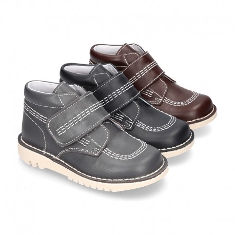 Basic classic casual ankle boot shoes laceless in leather.