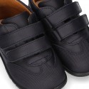 Zapato colegial tipo deportivo para peques sin cordones en piel lavable.