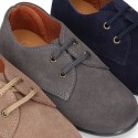 Laces up shoes in suede leather for kids.