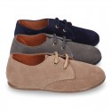Laces up shoes in suede leather for kids.