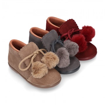 Botita Niño con POMPONES en piel serraje.