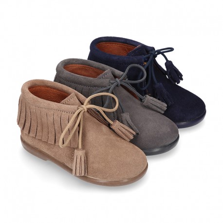 Fringed design Booties with shoelaces closure with TASSELS in suede leather for kids.