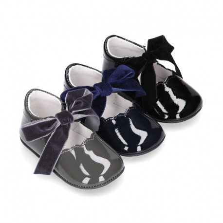 Classic Mary Jane shoes angel style for baby in patent leather with VELVET ties.