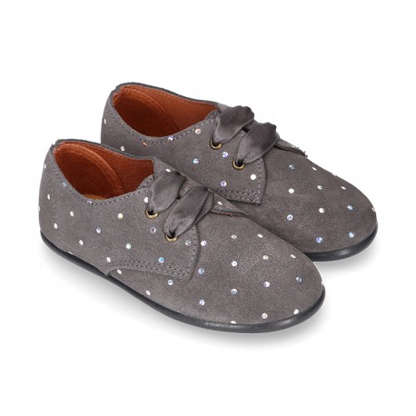 Laces up shoes in PUNTI suede leather for kids.