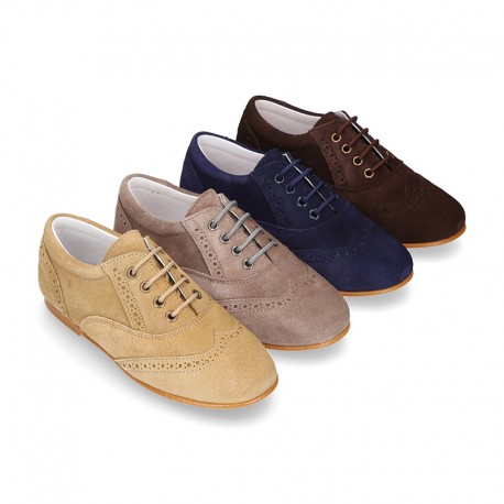 Laces up oxford shoes in suede leather 