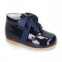 Classic patent leather ankle boots to dress with SILK ties closure for first steps.