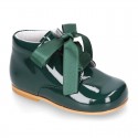 Classic patent leather ankle boots to dress with SILK ties closure for first steps.