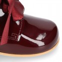 Classic patent leather ankle boots to dress with SILK ties closure for first steps.