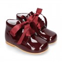 Classic patent leather ankle boots to dress with SILK ties closure for first steps.
